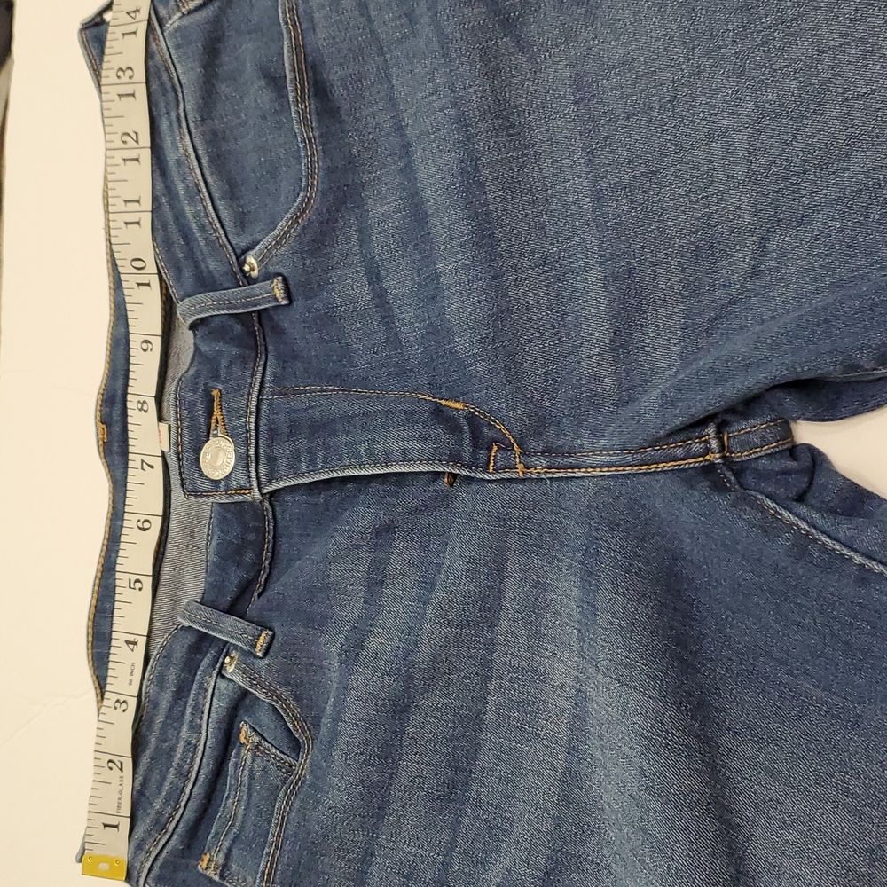 Levi Shorts size 28 - Picture 8 of 11